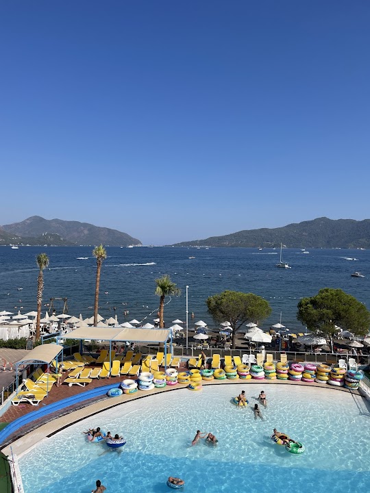 Watch our Atlantis Water Park review