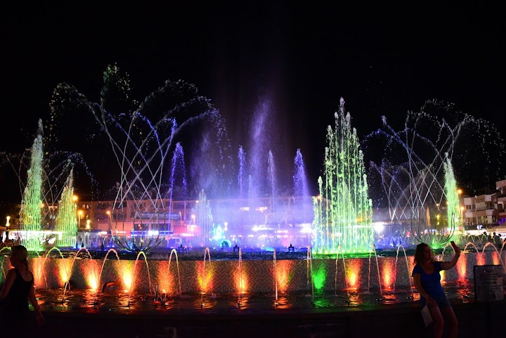 Watch our Dancing Fountain review
